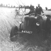 Kenteken: A 43427; Stienus IJzer en Geert Tuin aan het zichten van koren met een David Brown tractor, foto: M. Fokkens