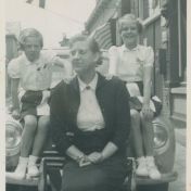 Kenteken: A 17002; Skoda 1100, v.l.n.r. Anneke Hopma, Rika Hopma-Smit en Peta Hopma, Hogestraat, Loppersum, ca. 1955, foto: <a href='https://beeldbank.hvloppersum.nl/items/show/2743' target='_blank'>Historische vereniging Loppersum</a>