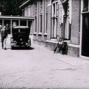 Kenteken: A 9942; Ford, foto: Still uit GAVA-film AV0694