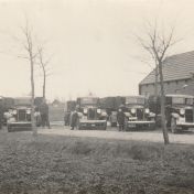 Kenteken: A 6927; De Ford vrachtwagens met 3e van links Johannes 'Dorus' Plantinga, 4e van links Mient Plantinga en rechts Pieter Plantinga, Miedweg 7, Stroobos, ca. 1933, foto: archief PAX