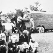 Kenteken: A 21751; Bodewagen Holwerda, foto: collectie Veenkoloniaal Museum (VM-4-2-D-mit bode mit-92)