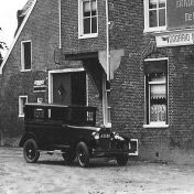 Kenteken: A 6680; Ford, uitsnede foto B. van Dam