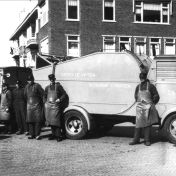 Kenteken: A 21565; Ford, hoek Celebes- en Floresstraat foto: archief gemeentereiniging (1475)