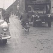 Kenteken: A 8036; Ford, foto: still uit "Dorpsfilm Wagenborgen – deel II", J.W.L. Adolfs, 1956, coll. GrA (2209-AV0698)
