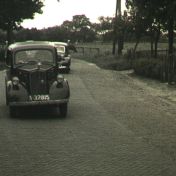 Kenteken: A 32815; Ford, foto: still uit de film "Tocht Ouden van Dagen gemeente Termunten", Friedel Tahl, Foto Modern Winschoten, 06-1952, coll. GrA (2209-AV7016)