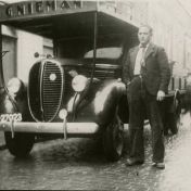 Kenteken: A 27023; Ford bj. 1938, foto: collectie Veenkoloniaal Museum (Bo 197)