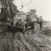 Kenteken: A 36445; Mient Plantinga in de Fargo truck waarin asfalt is geladen voor de wegenbouw, onbekende locatie, ca. 1950, foto: archief PAX