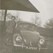 Kenteken: A 37228; Iektje Flink-Van Hateren naast de Volkswagen, ca. 1950 (2437-5477)