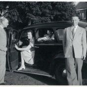Kenteken: A 18864; Chevrolet Master, geheel rechts Anco Tepper en zijn vrouw op de achterbank, ca. 1938, foto: C. Teuben