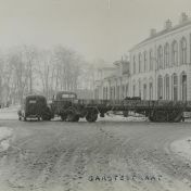 Kenteken: A 20608; Studebaker A-20608 en Volvo A-17879, Winschoten, 11-03-1953, foto uit archief Kantongerecht Winschoten (154-8_83)