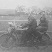 Kenteken: A 4299; R.W. Nanninga en zijn vrouw H.G. Coolman op de Indian motor, foto: J. Tonckens