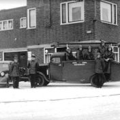 Kenteken: A 32252; Opel Blitz, hoek van Valge / Jan Zijlmasingel Leens, foto: W. Schuitema