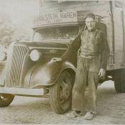 Kenteken: A 25741; Chevrolet van J. Holstein met chauffeur Gerrit Horst, foto: H. Horst