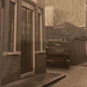 Kenteken: A 2471; Ford, ca. 1937-1940, uitsnede foto E. J. Luit