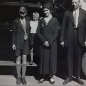 Kenteken: A 2065; Familie Kuipers bij de auto, foto: H. Kuipers
