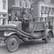 Kenteken: A 15122; Ford T, Groningen, Schuitendiep, 1951 (2248-2327); Fotograaf: Fotobedrijf Piet Boonstra