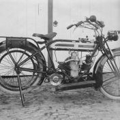Kenteken: A 5821; Douglas motor, Nijenklooster, 1921, foto: familiearchief H. Holsteijn 
