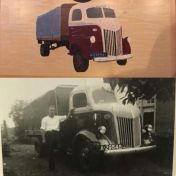 Kenteken: A 29548; Derk Hidding met zijn eerste Ford vrachtauto, geschilderd door de vriend van zijn kleindochter Jan Haaijer, foto: J. Smits