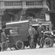 Kenteken: A 2347; Ford, Groningen, Grote Markt, 1931, foto: uitsnede 1785-4802.jpg; Fotograaf: Kramer, P.B.