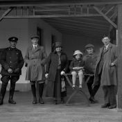 Kenteken: A 1865; Isotta Fraschini, naast de chauffeur van Van Hasselt het gezin Coolsma,  autotocht 9 april 1925, foto: Th. Coolsma