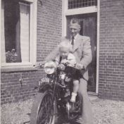 Kenteken: A 30269; Klaas Bok op zijn Eysink motor met zoon Cor Bok, foto: J. Smits