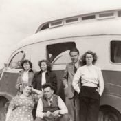 Kenteken: A 39190; De zelfgebouwde Camper met v.l.n.r. Ina Rutgers, Lenie Rutgers, Jo Rutgers-Verhoef, Thomas Rutgers, Pee Leenes en verloofde Jopie Rutgers, foto: J. A. Leenes