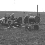 Kenteken: A 42103; Jeep, 1952, foto: Still uit GAVA-film AV0810