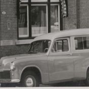 Kenteken: A 6077; HIllman Minx Estate, uitsnede 2437-5080.jpg; Fotograaf: Persfotobureau Folkers
