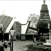 Kenteken: A 21616; Overzicht kreupelpleintje met Opel Olympia, foto: archief "Tentoonstelling Groningen 1948" (377-56)