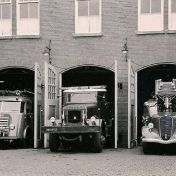 Kenteken: A 28729; Brandweerkazerne Zuiderdiep ca. 1960, v.l.n.r. met nieuw kenteken A-28733 A-32437 A-28729 bron: <a href='http://fotos.serc.nl/groningen/groningen/groningen-25031/' target='_blank'>serc.nl</a>