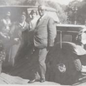 Kenteken: A 1501; De familie Zwartsenberg naast de Chrysler, foto: P. J. Zwartsenberg