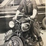 Kenteken: A 44514; Jan Wichers op de Triumph, Memaweg, Wehe den Hoorn, 1950, foto: A. D. den Hartogh