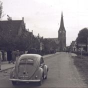 Kenteken: A 18369; Volkwagen, foto: still uit de film "25 jarig Pastoraat Kloosterburen", 1954, coll. GrA (2209-AV22272)