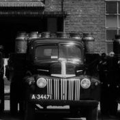 Kenteken: A 34471; Ford vrachtauto op het terrein van melkfabriek de Ommelanden, foto: S. Muller