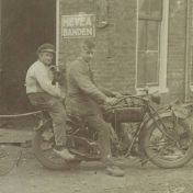 Kenteken: A 9165; Menne Knol (?) op de Indian motor, ca. 1926, foto: uitsnede gdb-188.jpg