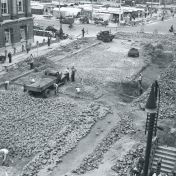 Kenteken: A 43904; Groningen, Grote Markt zuidzijde, aanleg nieuwe bestrating bij het stadhuis, 1955 (2248-5399); Fotograaf: Fotobedrijf Piet Boonstra
