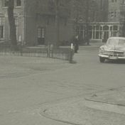 Kenteken: A 45997; Dokter Galema in zijn Hudson Coupe bij het Academisch Ziekenhuis in Groningen, foto: still uit de film "Een dag in de chirurgische kliniek", Foto-kino Wedema & Dijk, Bosman (regie), 1950 coll. GrA (2209-AV0472)