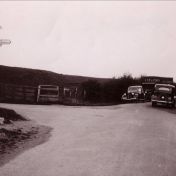 Kenteken: A 7195; Café Quatrebras, 't Hoekje, ca. 1939, gezien in de richting van Kommerzijl, foto: Stichting Kluften en Waarden