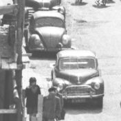 Kenteken: A 42707; Volkswagen, Groningen, Stoeldraaiersstraat, 1952, foto: uitsnede 2248-2742; Fotograaf: Fotobedrijf Piet Boonstra