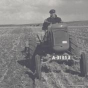 Kenteken: A 31353; Allis Chalmers foto: still uit de film "Landbouw in de Marne, in vier jaargetijden, 1939-1941" coll. GrA (2209-AV0909)