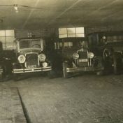 Kenteken: A 11127; Ford A (A-11125) Studebaker (A-11127) en Chevrolet (A-11128), foto: J. H. Blaauw