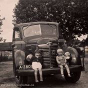 Kenteken: A 28096; Lies Woldhuis en Zwanny Timmer zittend op de bumper van de International, Lellensterweg, Stedum, 1953, foto: via Stichting Historie Stedum
