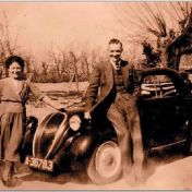 Kenteken: A 36783; Fiat Topolino met Sip en Grietje Goris, foto: K. Mollema