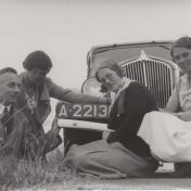 Kenteken: A 22130; Willys 77, Fien de Vogel (met bril) en vrienden onderweg, foto: J. C. Bezemer