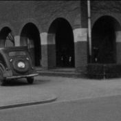 Kenteken: A 32383; Renault Juvaquatre, foto: still uit de film "Het districtsconsultatiebureau tuberculosebestrijding", C.R. Tiddens, 1948. coll. GrA (2209-AV0447)