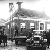 Kenteken: A 9315; Studebaker met v.l.n.r. G. Boer-Alsema, H. Mulder-Uildriks, Roelf Bos, Jan Boer en Piet Mulder, foto: J. Wagenaar