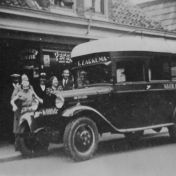 Kenteken: A 11950; Ford voor de winkel van Tonnis Zarkema, foto: J. Hoving