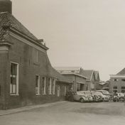 Kenteken: A 41444; Auto's van de firma Duintjer met links Johannes Spelbrink, privéchauffeur van de familie Duintjer, 1949, foto: collectie Veenkoloniaal Museum Veendam (VM-3-4-duintjer-143)