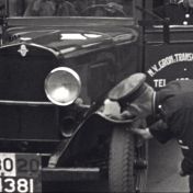 Kenteken: A 4381; Chevrolet, foto: still uit "Verkeersfilm", C. van der Mei, 1934, coll. GrA (2209-0176)