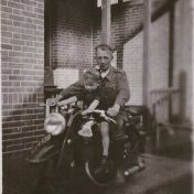 Kenteken: A 14436; Johannes Wouter Verwoerd (roepnaam Jannes) en Jan Verwoerd, foto: W. G. Verwoerd-Dik